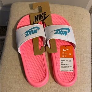 Nike Women’s Benassi Slides NWT